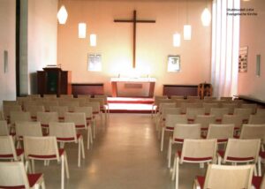 Grosse Kirche mit Holzstuehlen