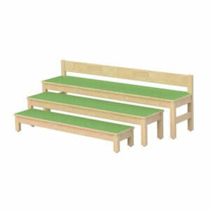 Holzbänke mit grünen Kissen