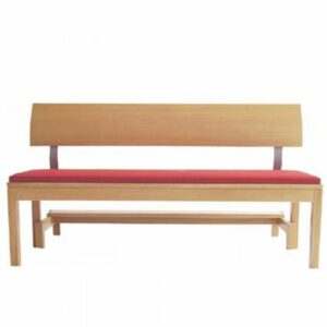 Holzbank mit rotem Polster