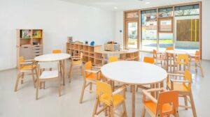 Kindergarten mit bunten Holzmoebeln