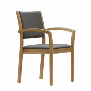 Sessel aus dunklem Holz und grauen Polstern