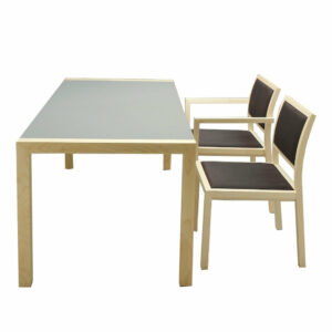 Holztisch mit zwei Stühlen