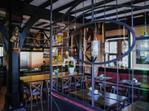 Gastronomieraum mit Holztischen und Stuehlen