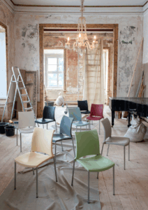 Hotelraum mit vielen Kunststoffstuehlen