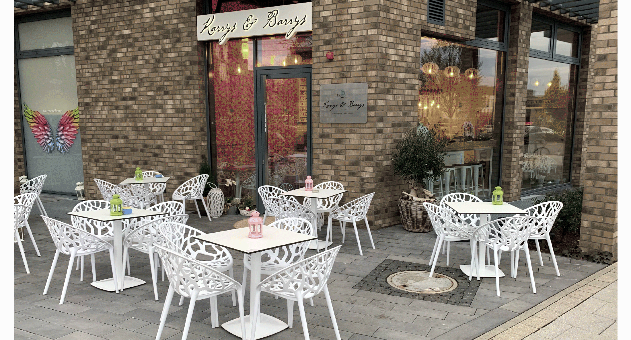 Christ-Planen-Einrichten-Ueber-uns Terrasse mit Bistrostuehlen und Tischen